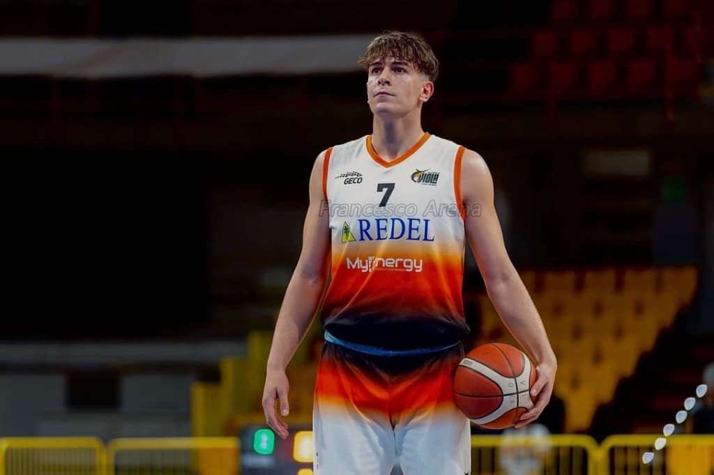 Ilario Simonetti in maglia da gioco, ritratto sul parquet